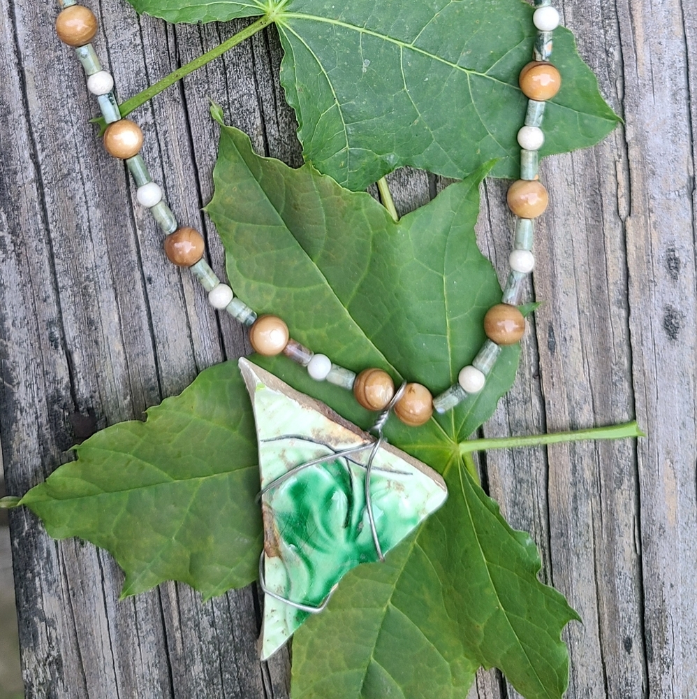 Triangle leaf necklace - Picture 3 of 4